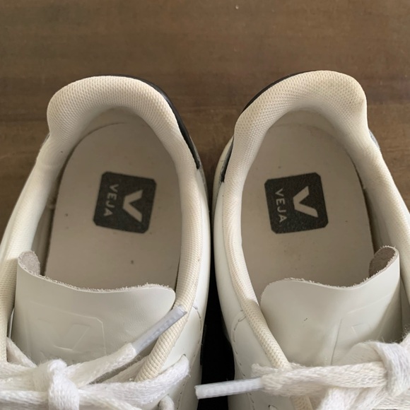 VEJA V-10 Sneaker - Picture 10 of 11